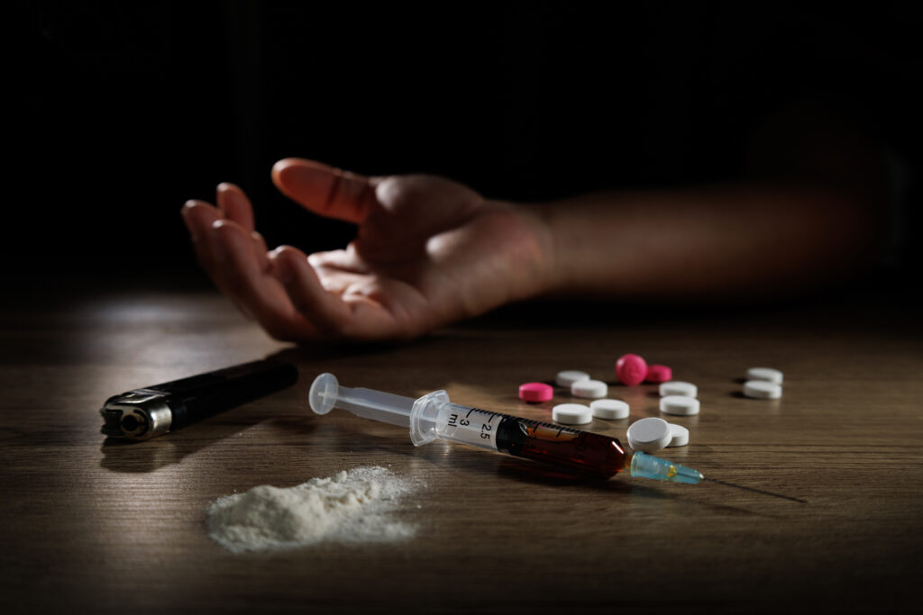 A female teen is overdosing on opioids. 